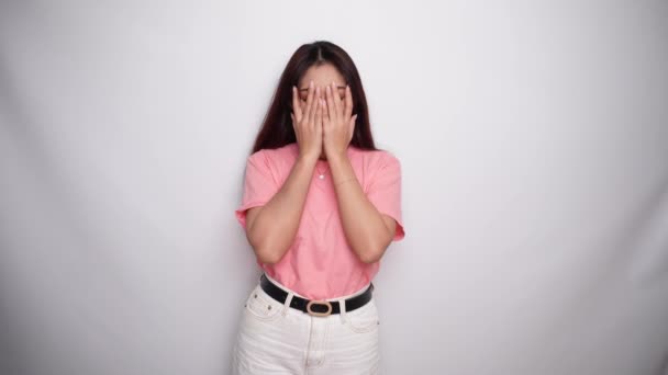 Przemyślana Młoda Azjatka Nosi Różową Koszulę Wygląda Zdezorientowaną Lub Zaniepokojoną — Wideo stockowe