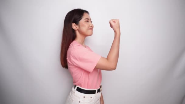Mulher Asiática Excitada Vestindo Top Rosa Mostrando Gesto Forte Levantando — Vídeo de Stock