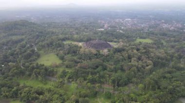 Java, Endonezya 'daki Borobudur Tapınağı' nın havadan görünüşü. Orman manzaralı geniş bir alan.. 