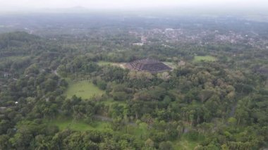 Java, Endonezya 'daki Borobudur Tapınağı' nın havadan görünüşü. Orman manzaralı geniş bir alan.. 