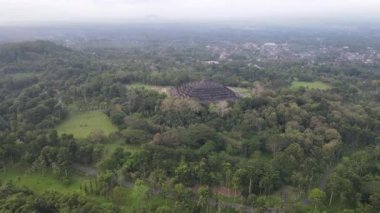 Java, Endonezya 'daki Borobudur Tapınağı' nın havadan görünüşü. Orman manzaralı geniş bir alan.. 
