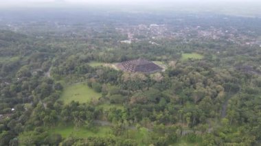 Java, Endonezya 'daki Borobudur Tapınağı' nın havadan görünüşü. Orman manzaralı geniş bir alan.. 