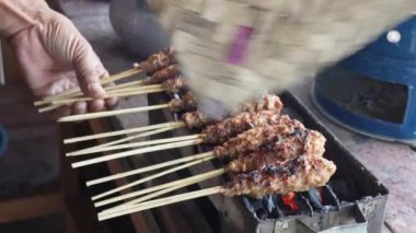 Sate Buntel ya da Satay Buntel, kuzu yağına bulanmış kuzu kıymasından yapılmıştır. Kömürde kızartılıyor.