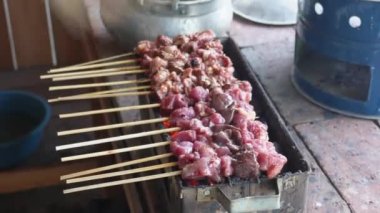 Endonezya 'daki insanlar tarafından kızartılmış kırmızı ateşte keçi satay