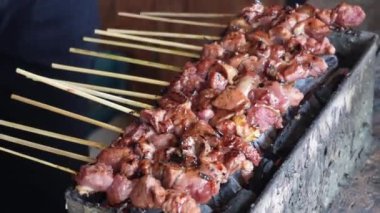 Endonezya 'daki insanlar tarafından kızartılmış kırmızı ateşte keçi satay