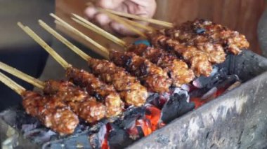 Sate Buntel ya da Satay Buntel, kuzu yağına bulanmış kuzu kıymasından yapılmıştır. Kömürde kızartılıyor.
