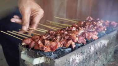 Endonezya 'daki insanlar tarafından kızartılmış kırmızı ateşte keçi satay