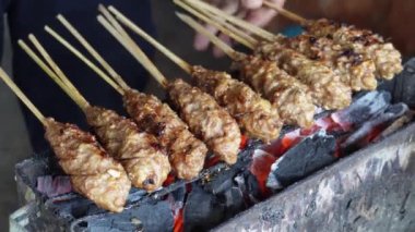 Sate Buntel ya da Satay Buntel, kuzu yağına bulanmış kuzu kıymasından yapılmıştır. Kömürde kızartılıyor.