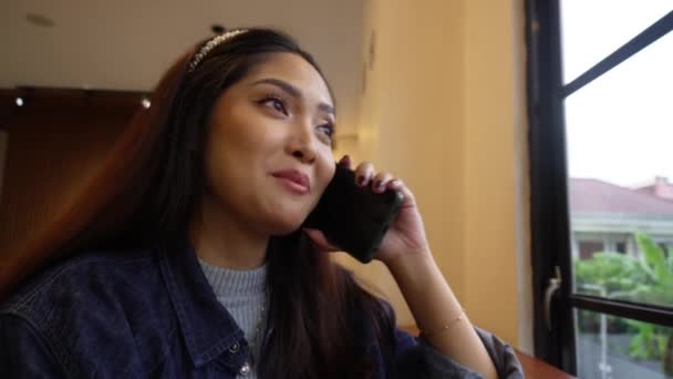 Una Hermosa Mujer Asiática Está Teniendo Una Conversación Teléfono Café — Vídeo de stock