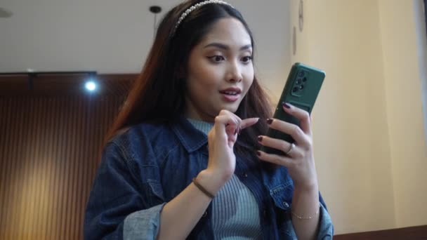 Азіатська Жінка Сидить Кафе Під Час Прокручування Свій Телефон — стокове відео