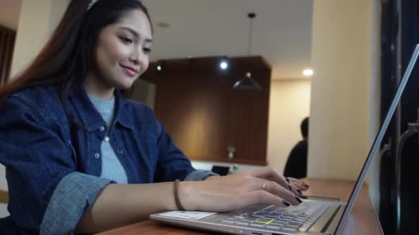 Rozkošná Asijská Žena Pracuje Svým Notebookem Kavárně — Stock video
