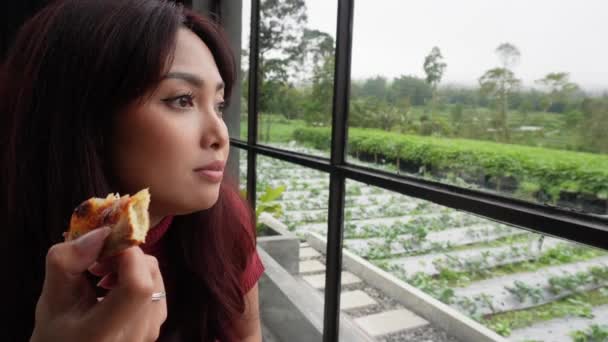 Smukke Asiatiske Kvinder Nyder Spise Pizza Cafe Ser Udenfor – Stock-video