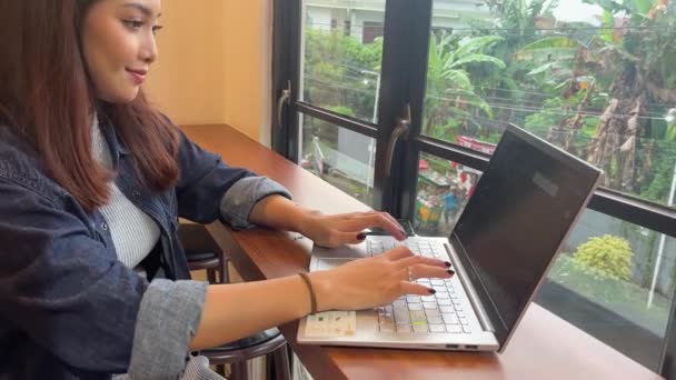 Een Mooie Aziatische Vrouw Heeft Een Gesprek Haar Telefoon Een — Stockvideo