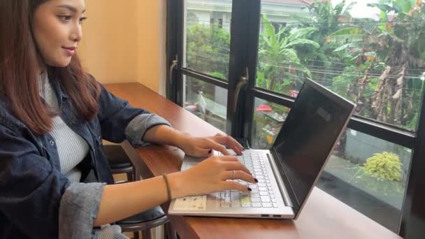 Egy Csinos Ázsiai Épp Telefonál Egy Kávézóban — Stock videók