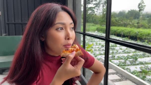 Όμορφες Ασιάτισσες Απολαμβάνουν Τρώνε Πίτσα Στο Καφέ Κοιτάζοντας Έξω — Αρχείο Βίντεο