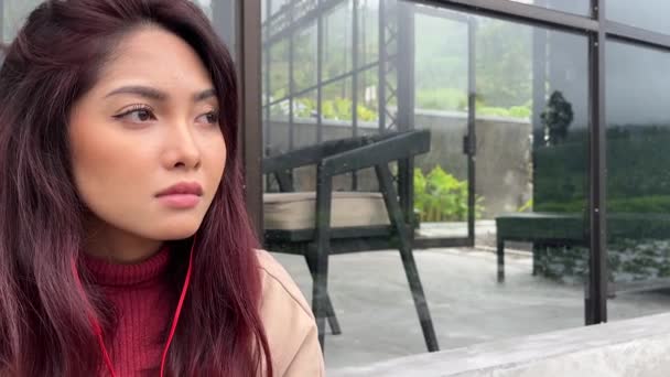 Jovens Mulheres Asiáticas Listando Música Quintal Com Daydreaming Olhando Para — Vídeo de Stock