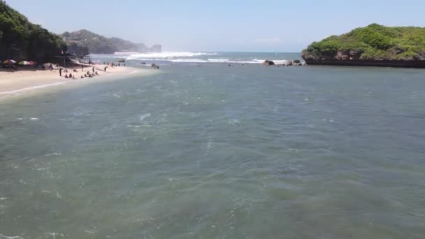 Pessoas Brincam Bela Praia Gunung Kidul Indonésia Luz Dia Com — Vídeo de Stock