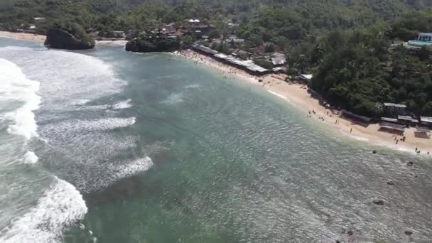Люди Играют Пляже Индонезийском Городе Гунунг Дневном Свете Коралловыми Породами — стоковое видео