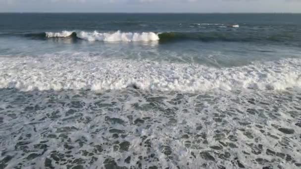 Сверху Вниз Вид Гигантских Океанских Волн Разбивающихся Вспенивающихся Коралловом Пляже — стоковое видео