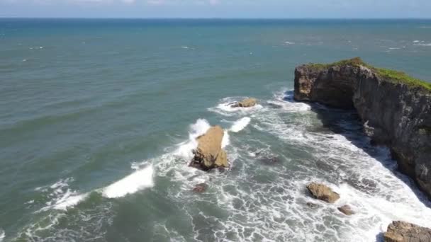 Top Aerial View Giant Ocean Waves Crashing Foaming Coral Beach — Stock Video
