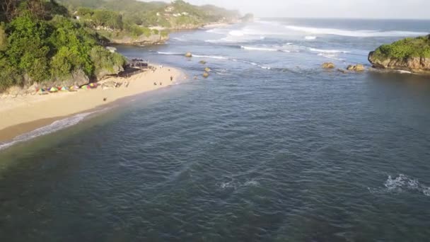 Люди Играют Пляже Индонезийском Городе Гунунг Дневном Свете Коралловыми Породами — стоковое видео