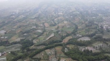 Sumbing ve Sindoro dağlarındaki hava manzarası Endonezya 'da sisli zirve ile