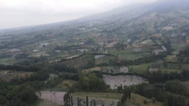 Sumbing ve Sindoro dağlarındaki hava manzarası Endonezya 'da sisli zirve ile