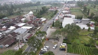 Wonosobo 'daki Posong köyünün çevresindeki dağ manzarası.