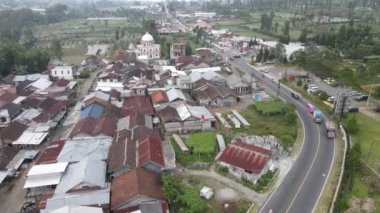 Wonosobo 'daki Posong köyünün çevresindeki dağ manzarası.