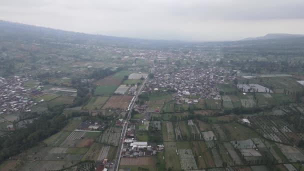 周りの山と元之坊の浦村の空中写真 — ストック動画