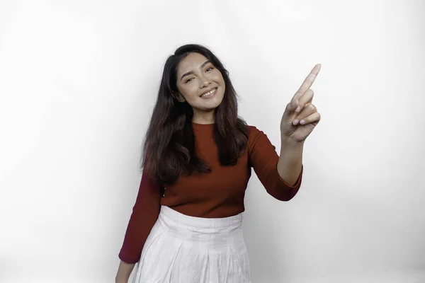 Opgewonden Aziatische Vrouw Draagt Een Rood Shirt Geven Nummer Door — Stockfoto