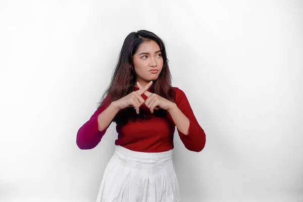 Aantrekkelijke Aziatische Vrouw Dragen Rode Shirt Met Hand Gebaar Vormen — Stockfoto