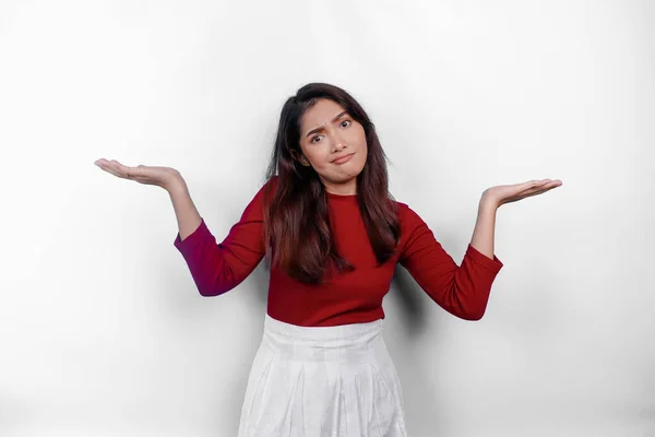 Een Attente Jonge Aziatische Vrouw Draagt Rood Shirt Lijkt Verward — Stockfoto