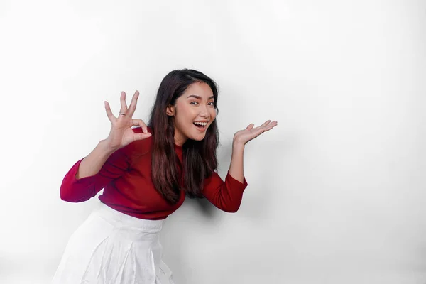 Opgewonden Aziatische Vrouw Met Rood Shirt Wijzend Naar Kopieerruimte Naast — Stockfoto