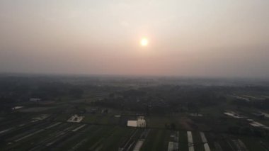 Klaten Endonezya köyündeki sisli pirinç tarlasının havadan görünüşü