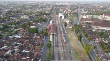 Akşamları Klaten Tren İstasyonu 'ndaki KRL Treninin hava görüntüsü. 