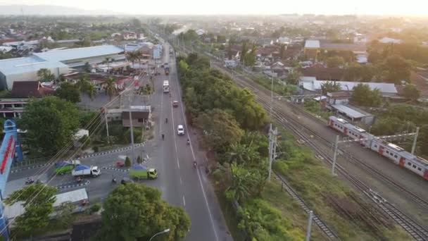 Vista Aérea Trem Krl Por Sol Perto Estrada Indonésia — Vídeo de Stock