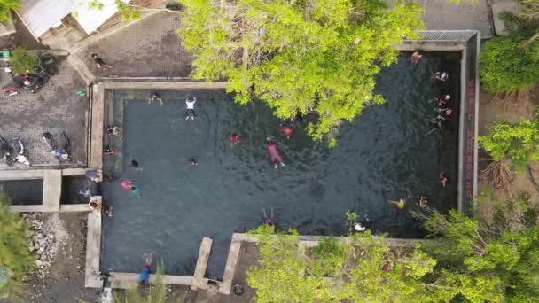 Luftaufnahme Von Menschen Einem Natürlichen Schwimmbad Mitten Wald Klaten Indonesien — Stockvideo
