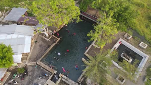 Luchtfoto Van Mensen Natuurlijk Zwembad Midden Bos Klaten Indonesië — Stockvideo
