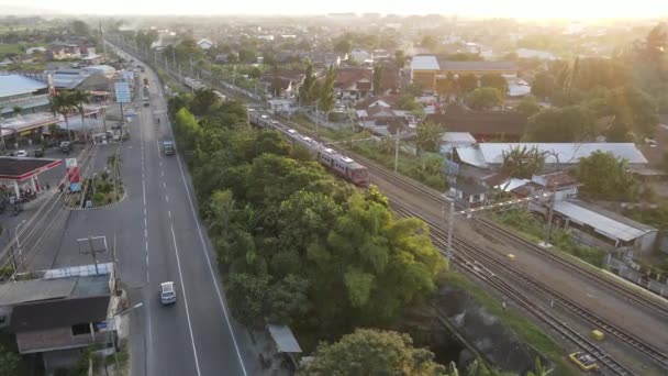 Vue Aérienne Train Krl Coucher Soleil Près Route Indonésie — Video