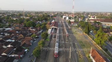 Akşamları Klaten Tren İstasyonu 'ndaki KRL Treninin hava görüntüsü. 