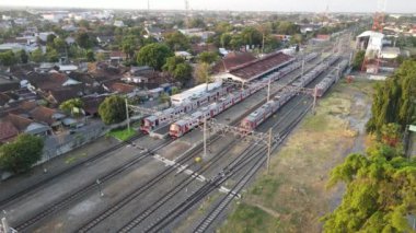 Akşamları Klaten Tren İstasyonu 'ndaki KRL Treninin hava görüntüsü. 
