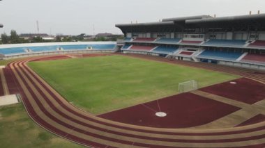 Futbol sahasının etrafındaki bir çim ağının insansız hava aracı görüntüleri.