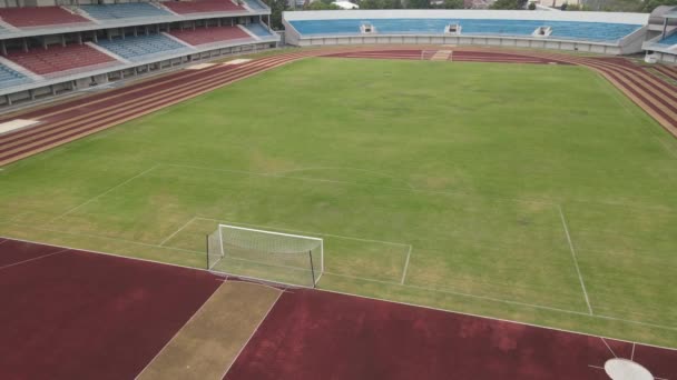 足球场周围草皮网的空中无人驾驶飞机射击 — 图库视频影像