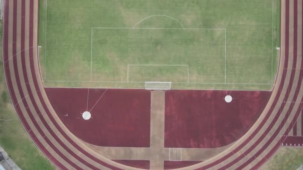 Futbol Sahasının Etrafında Koşu Pisti Olan Iyi Hava Görüntüsü — Stok video