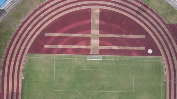 Futbol Sahasının Etrafında Koşu Pisti Olan Iyi Hava Görüntüsü — Stok video