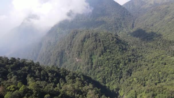 Vista Aérea Colinas Brumosas Alrededor Montaña Lawu Indonesia — Vídeos de Stock