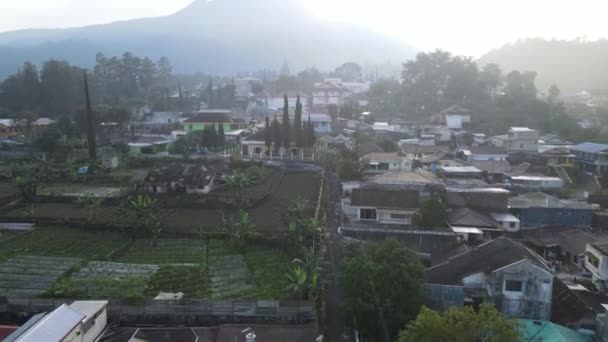 Вид Повітря Індонезійське Село Поблизу Гори Туманним Видом Сонячними Променями — стокове відео