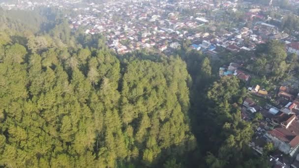 霧の景色と太陽光線と山の近くのインドネシアの村の空中朝景 幻想的な景色 — ストック動画