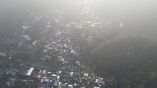 Vista Aérea Manhã Aldeia Indonésia Perto Montanha Com Vista Nebulosa — Vídeo de Stock